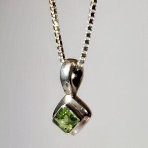 Sterling Silver 925 Green Stone Pendant Necklace 18”  Box & Pouch